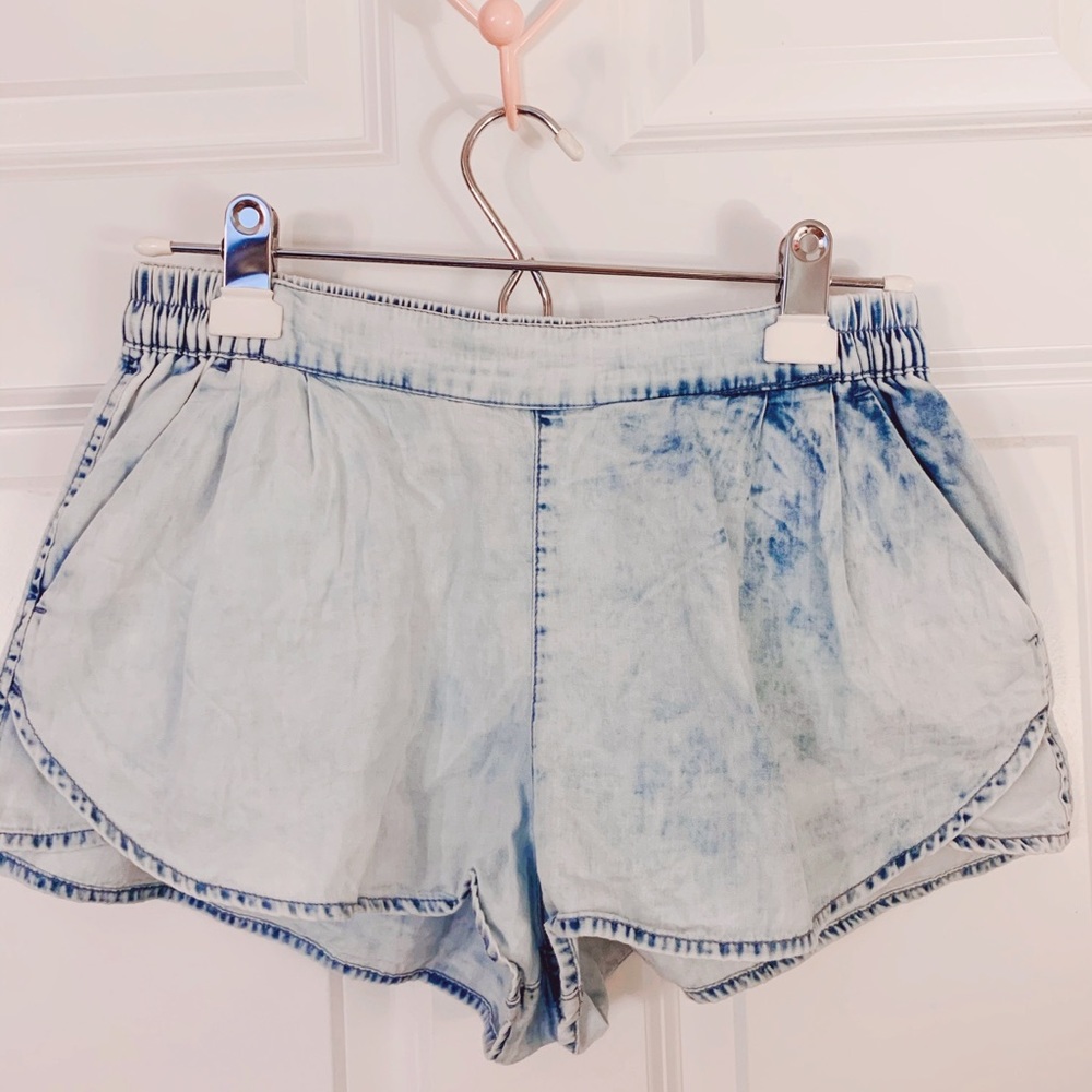 A&E Elastic Waist Band Jean shorts!